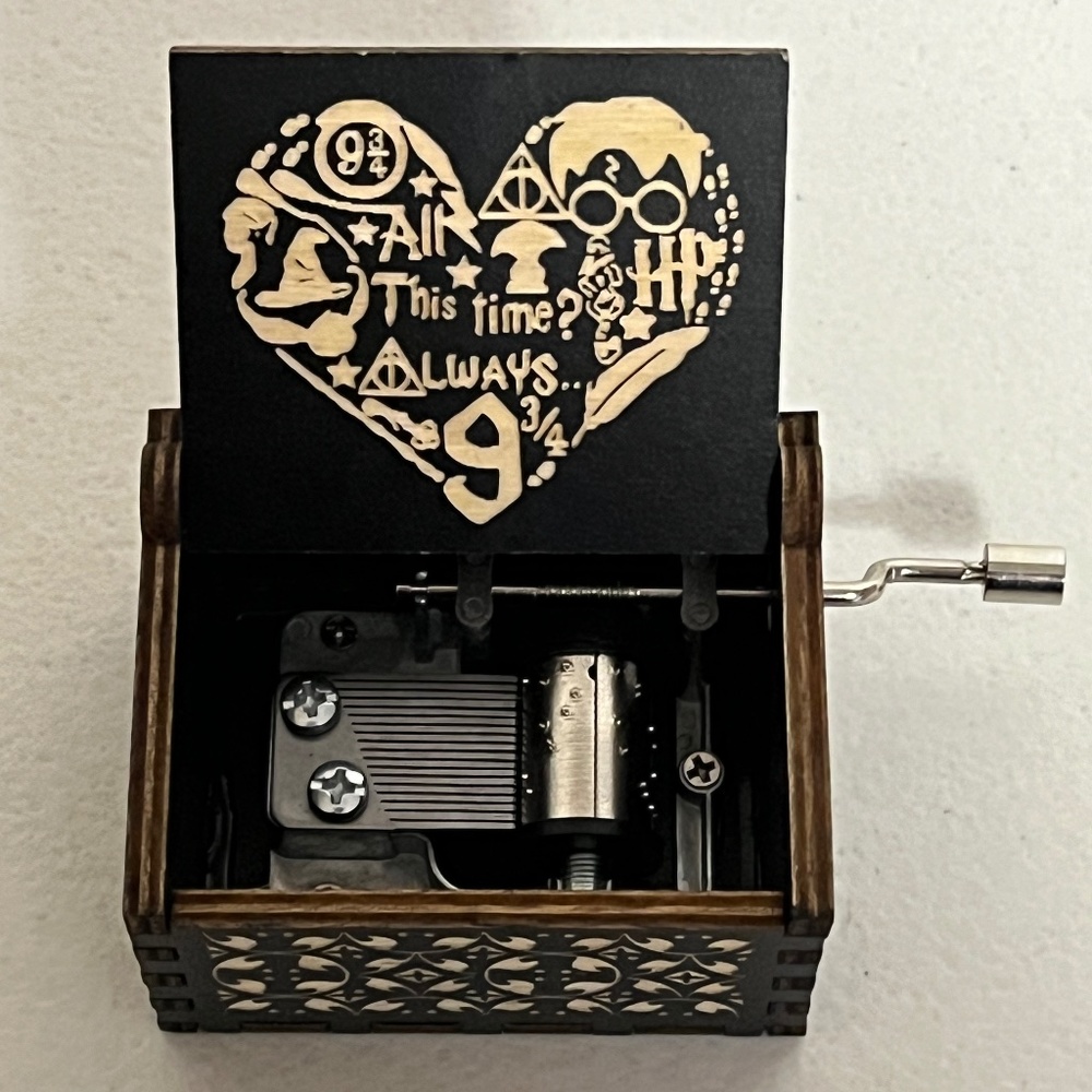Harry Potter Heart Platform 9 3/4 Wooden Hand Crank Music Box Musical Movie New
